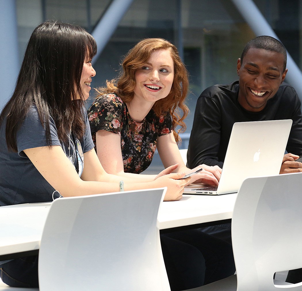 3 students chatting