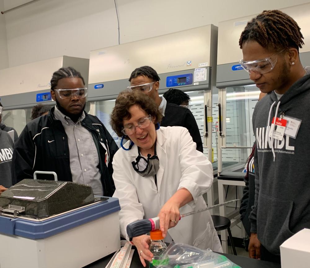 Dr. Susan Sharfstein works with student Moise Appolon in the lab